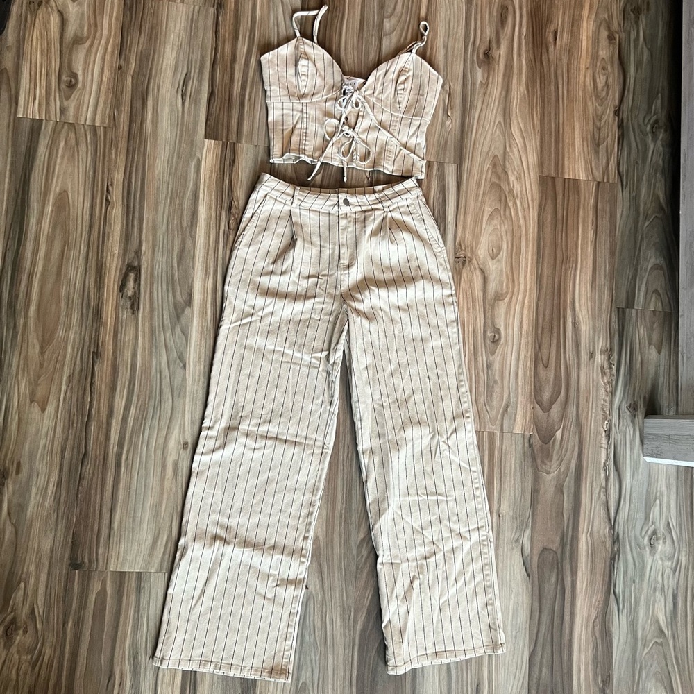 Lelia Two Piece Pant Set With Tie Crop Top NWT Size Medium